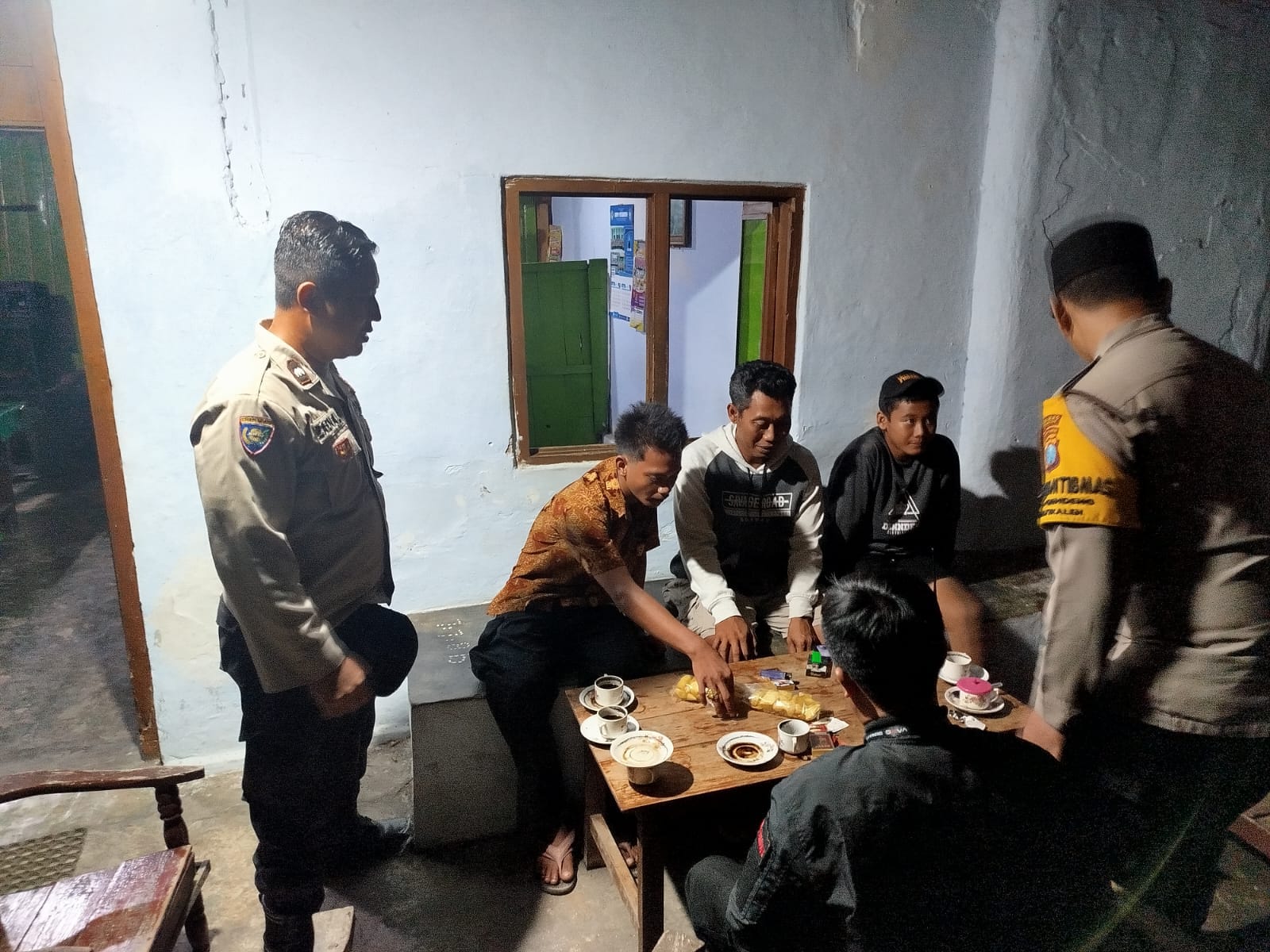 Patroli Dialogis di Malam Hari, Personel Polsek Jatikalen Ajak Warga Tingkatkan Kewaspadaan