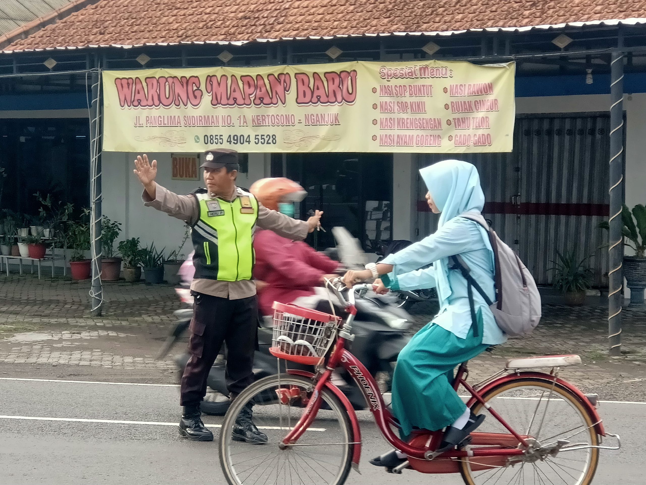 Giat Gaktur Pagi Polsek Kertosono Bantu Penyeberangan Masyarakat