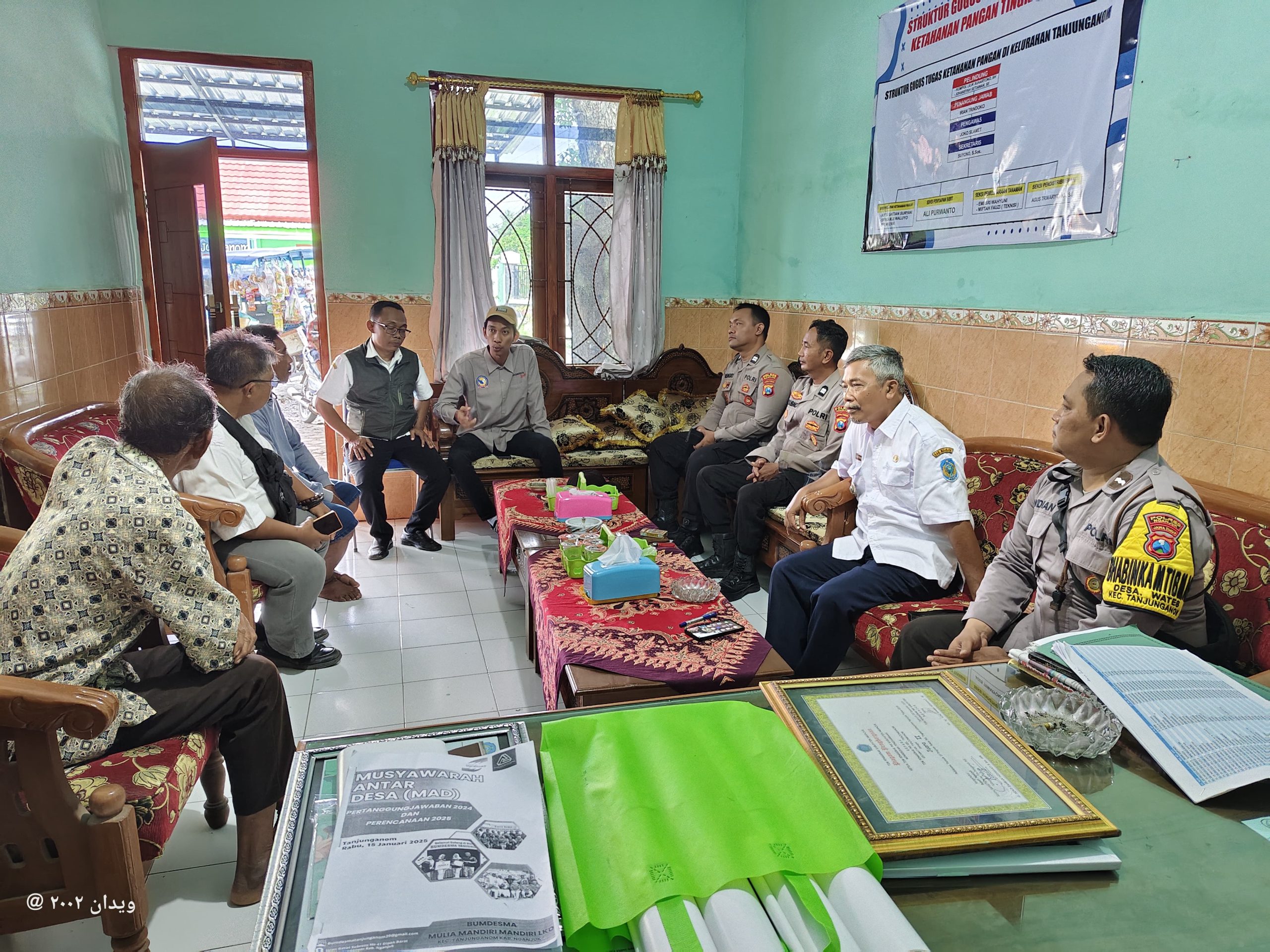 Jaga Sinergitas, Patroli Polsek Warujayeng Sambangi Kantor Kelurahan Tanjunganom