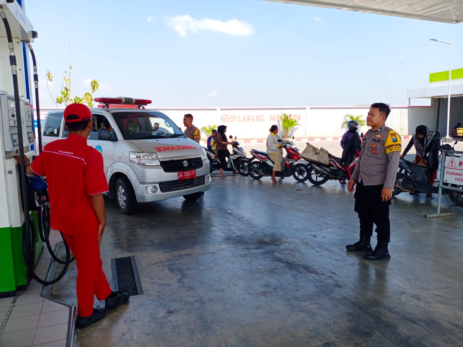 Polsek Jatikalen Laksanakan Patroli Dialogis di SPBU Desa Munung Kec. Jatikalen