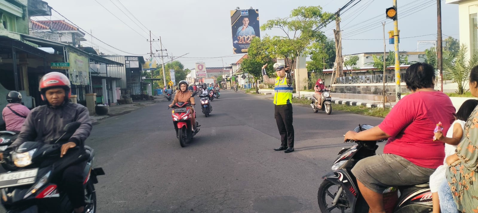 Pagi Hari, Personel Polsek Warujayeng Turun ke Jalan Layani Masyarakat