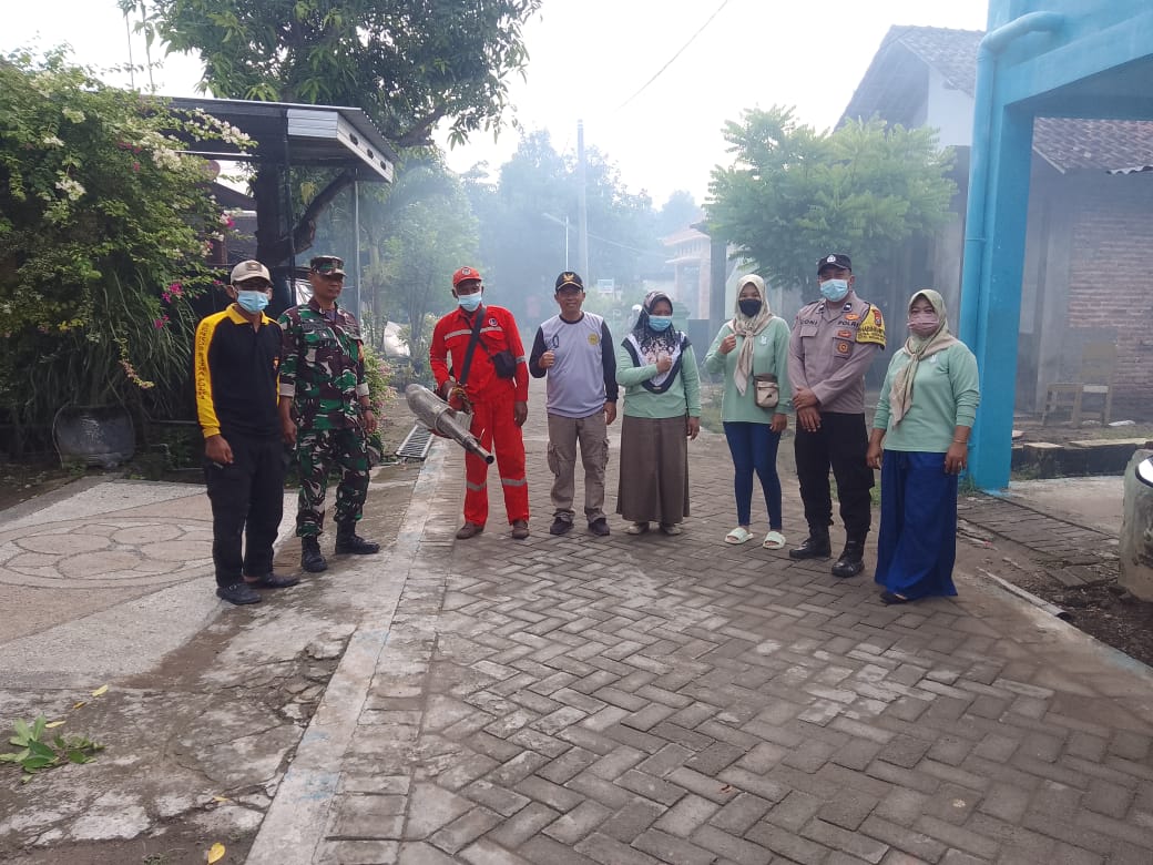 Antisipasi Penyebaran DBD, Bhabinkamtibmas Polsek Nganjuk Kota Bersama 3 Pilar dan Puskesmas Gelar Fogging di Desa Kedungdowo