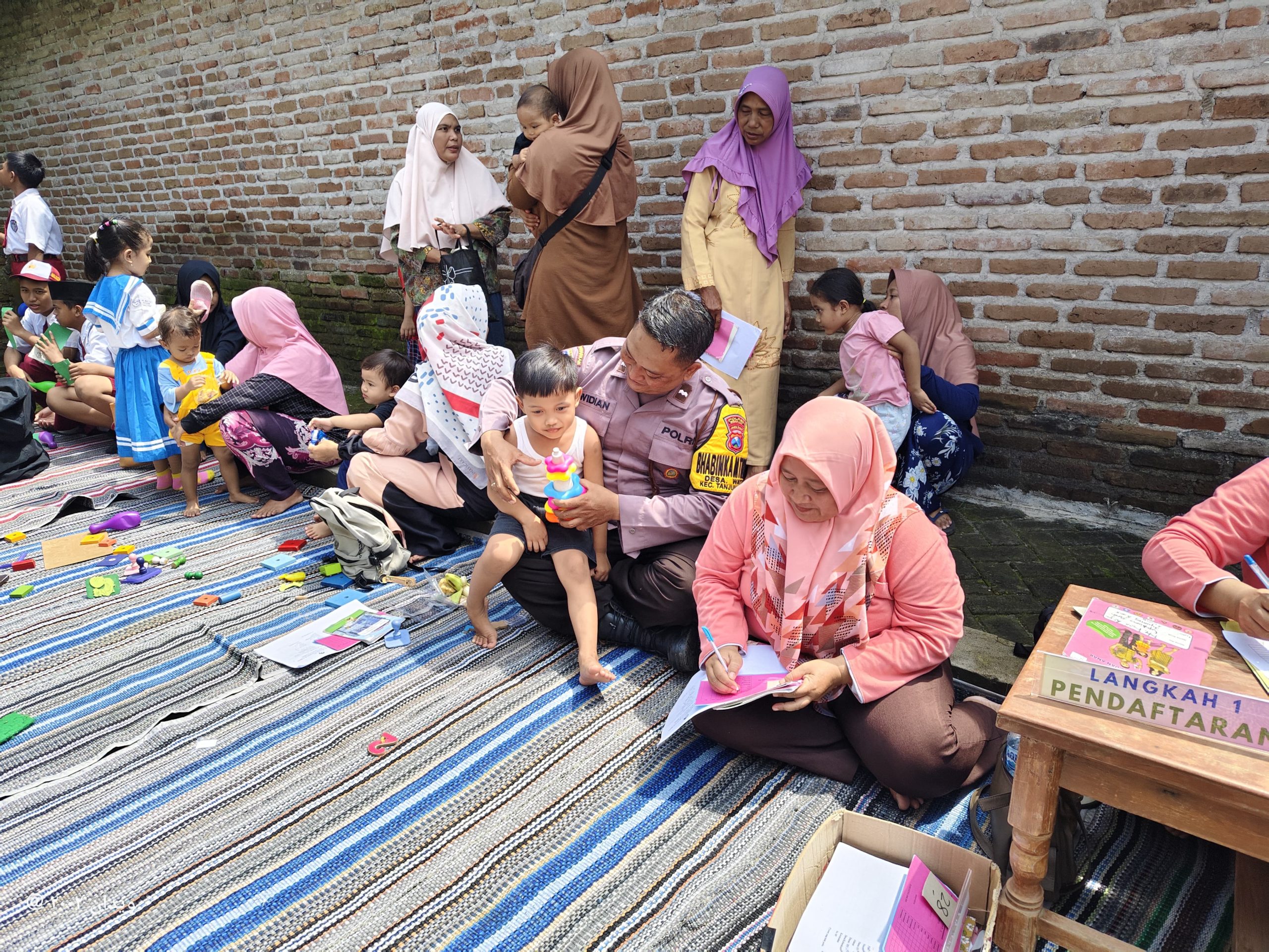 Peduli Kesehatan Masyarakat, Bhabinkamtibmas Wates Asistensi Giat Posyandu di Desa Binaannya