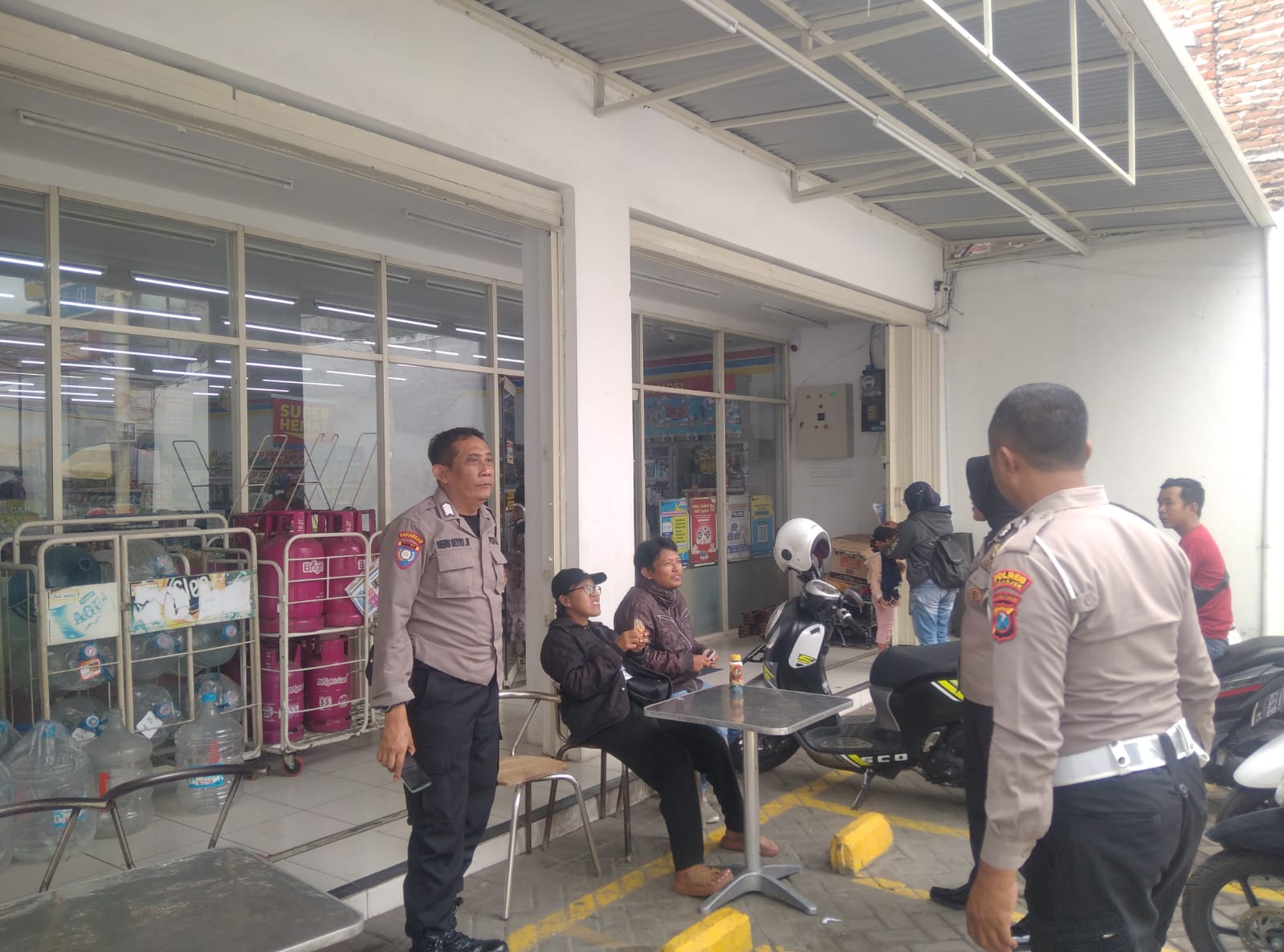 Antisipasi Curanmor anggota Polsek Kertosono Berikan Himbauan Kamtibmas saat Patroli Toko Swalayan