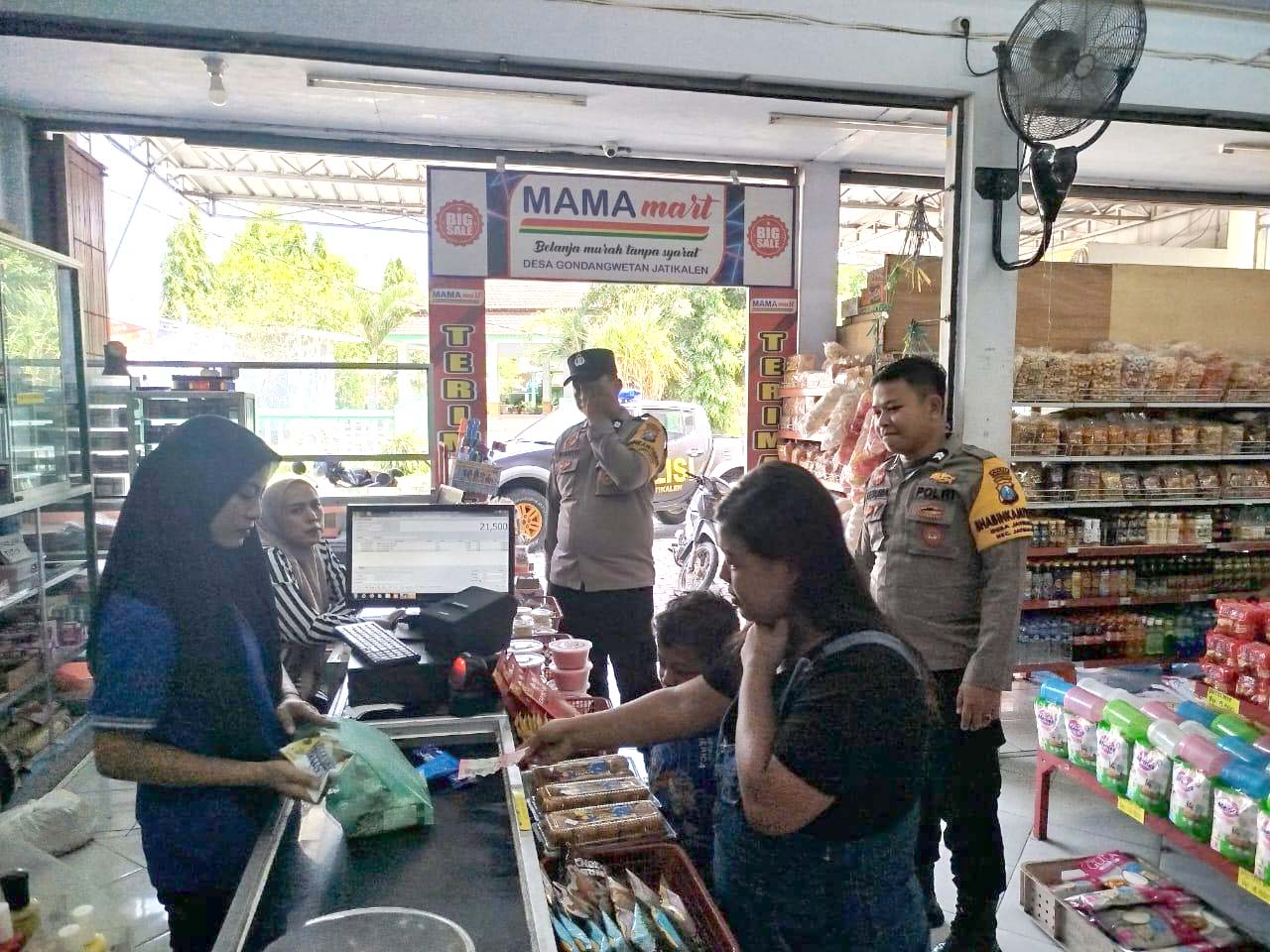 Patroli Dialogis Upaya utk cegah gangguan Kamtibmas dilakukan Polsek Jatikalen Polres Nganjuk di Minimarket Mama