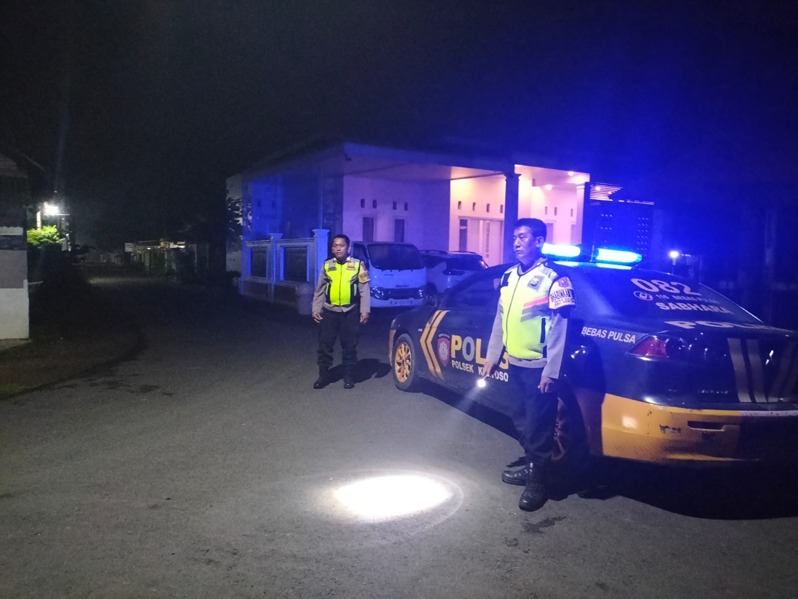 Patroli Pemukiman Cegah Tindak Kejahatan Saat Dini Hari