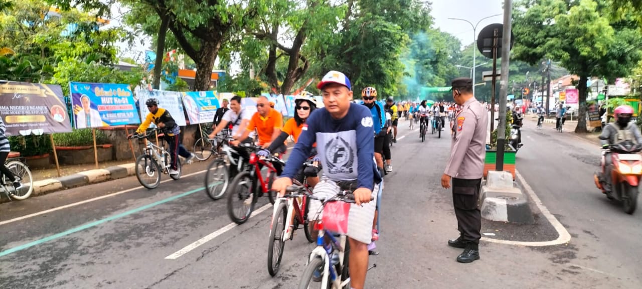 Polsek Nganjuk Kota Amankan Jalur Sepeda Santai Pedhal dalam Rangka HUT Ke-51 SMA N 2 Nganjuk