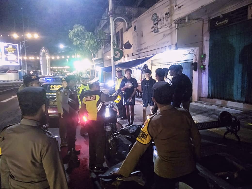 Polsek Nganjuk Kota Gelar Patroli S.R.E.G., Himbau Pemuda Cegah Balap Liar dan Konflik