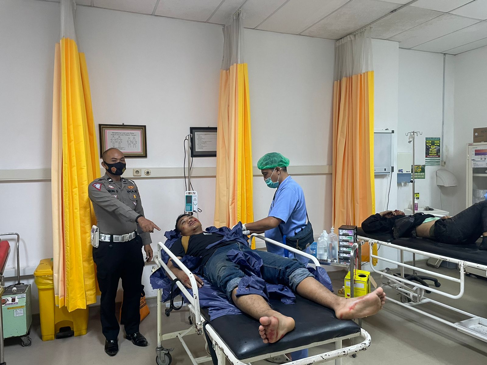 Datangi Kecelakaan di Ngrajek, Personel Polsek Warujayeng Evakuasi Korban ke RSD Kertosono