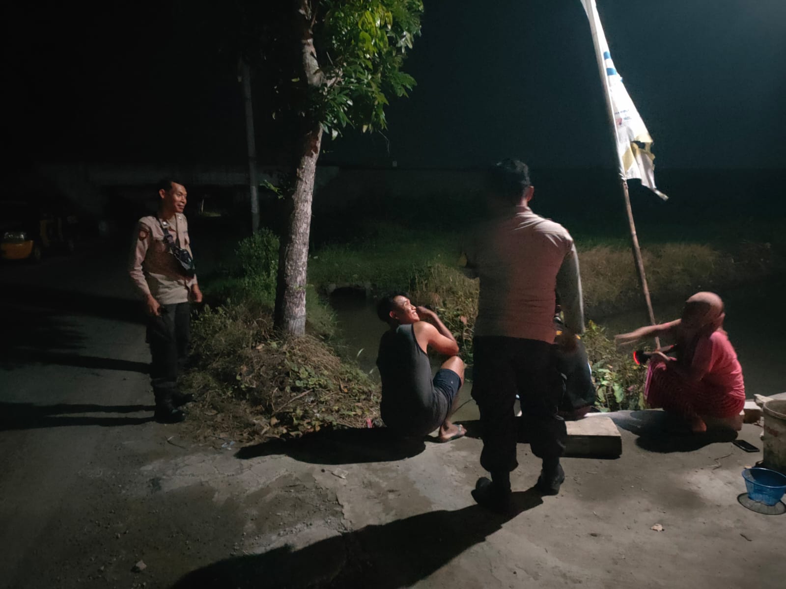 Patroli Pemukiman Cegah Tindak Kejahatan Saat Dini Hari