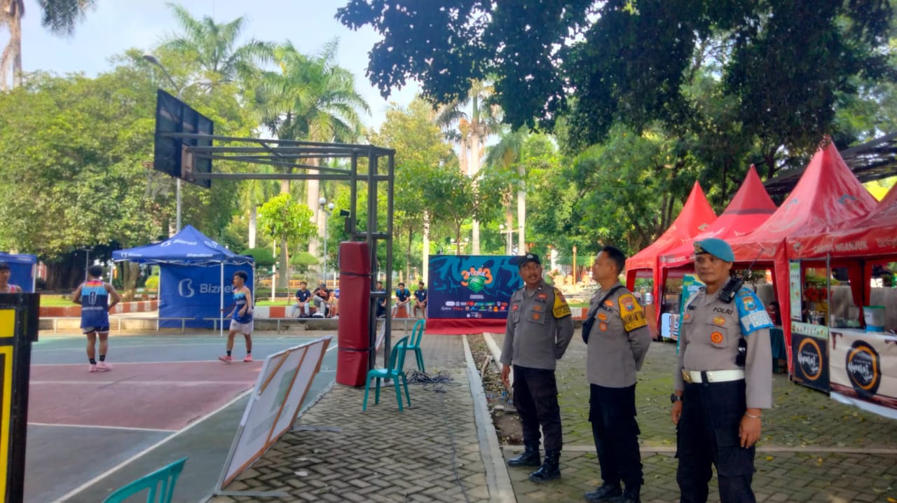 Polsek Nganjuk Kota Gelar Pengamanan Pertandingan Bola Basket U-18 di Alun-Alun Nganjuk