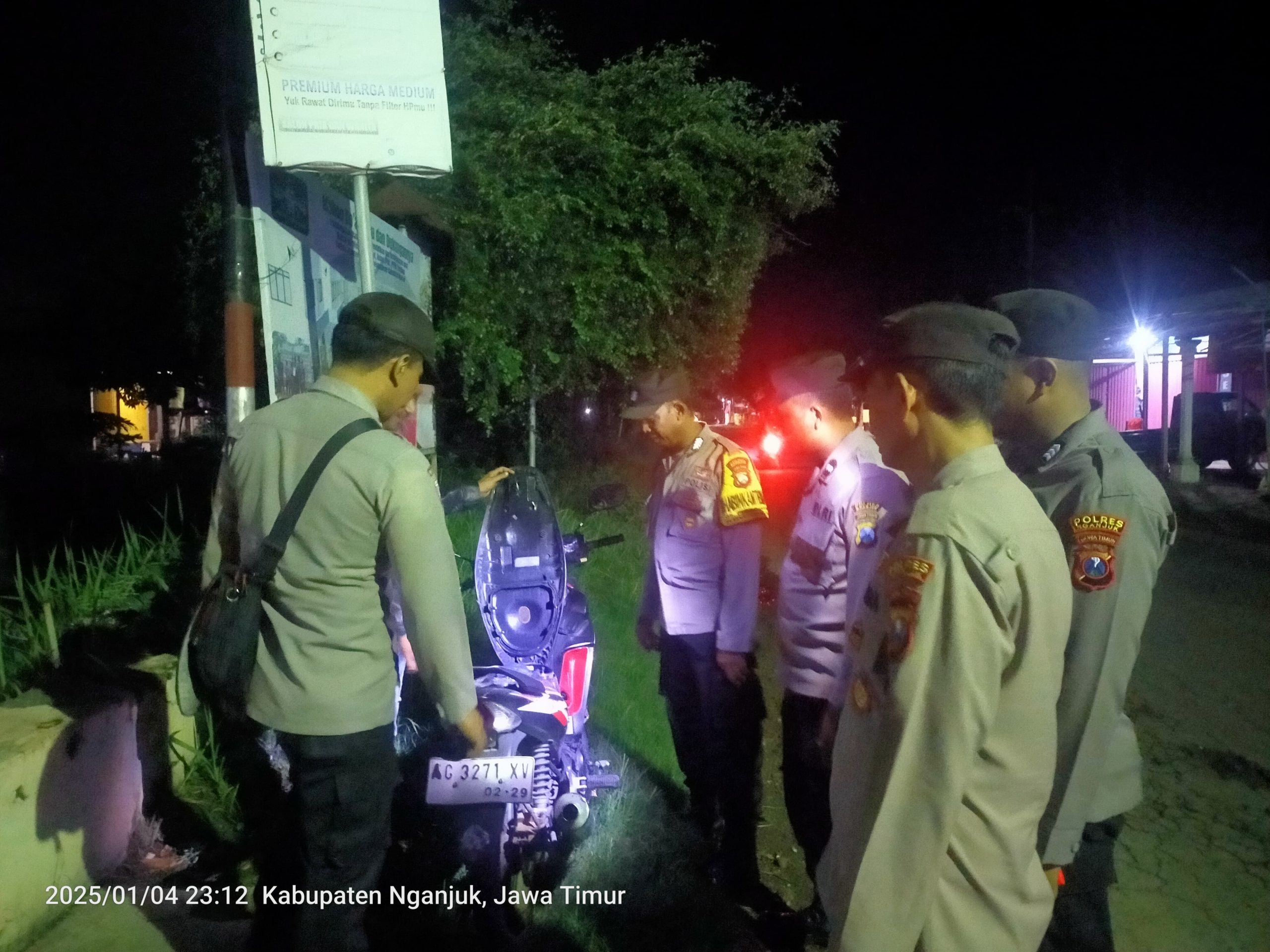 Cegah Gangguan Saat Malam Minggu, Polsek Warujayeng Gelar Patroli dan Razia SREG