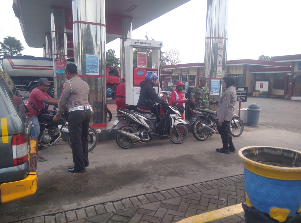Cek Stok BBM, Patroli Samapta Sampaikan Himbauan Kamtibmas