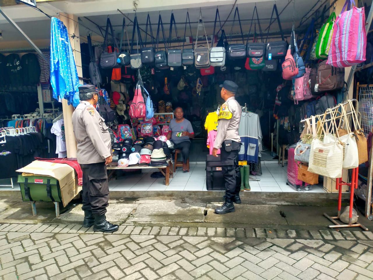 Patroli Dialogis Polsek Nganjuk Kota: Himbauan Kamtibmas di Pasar Wage Tingkatkan Kesadaran Warga