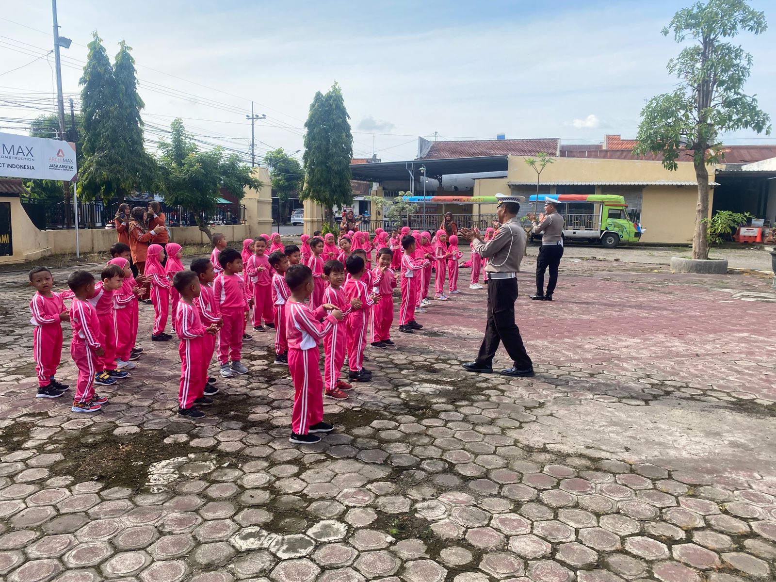 Siswa RA Manbaul Anwar Prambon Kunjungi Polsek Warujayeng