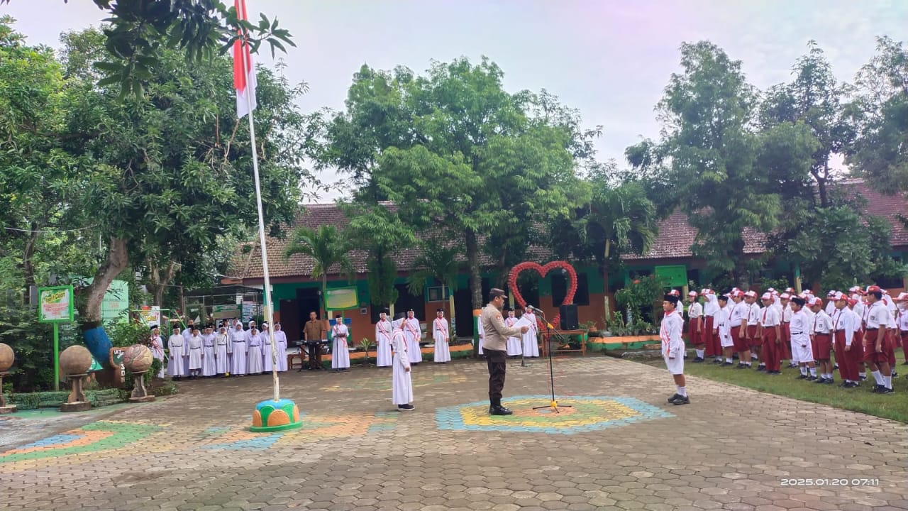 Peduli Generasi Penerus, Bhabinkamtibmas Polsek Nganjuk Kota Jadi Pembina Upacara di SDN 1 Jatirejo