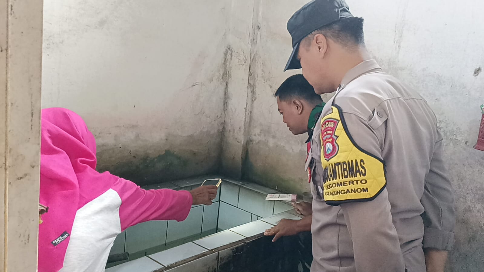 Cegah Demam Berdarah, Bhabinkamtibmas Jogomerto Bersama Kader Posyandu Lakukan PSN