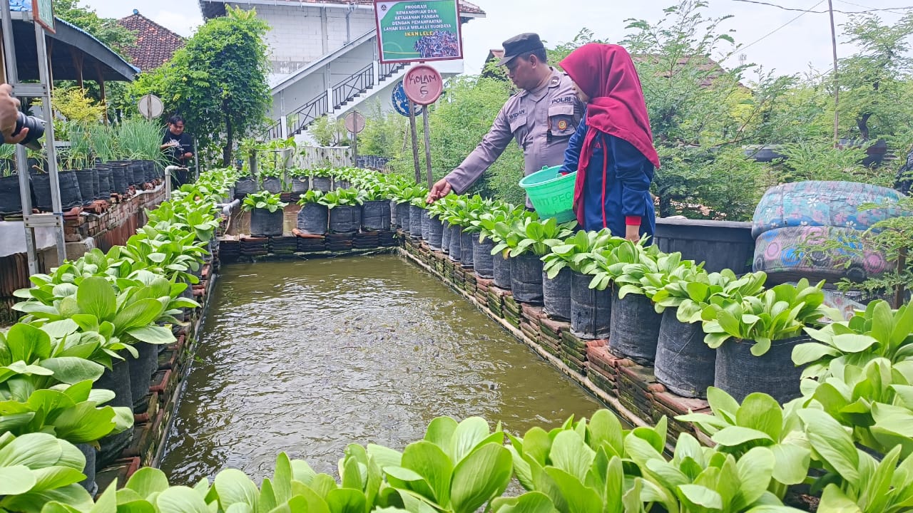 Bhabinkamtibmas Polsek Warujayeng Dampingi Pelaksanaan Program Ketahanan Pangan di Pomosda
