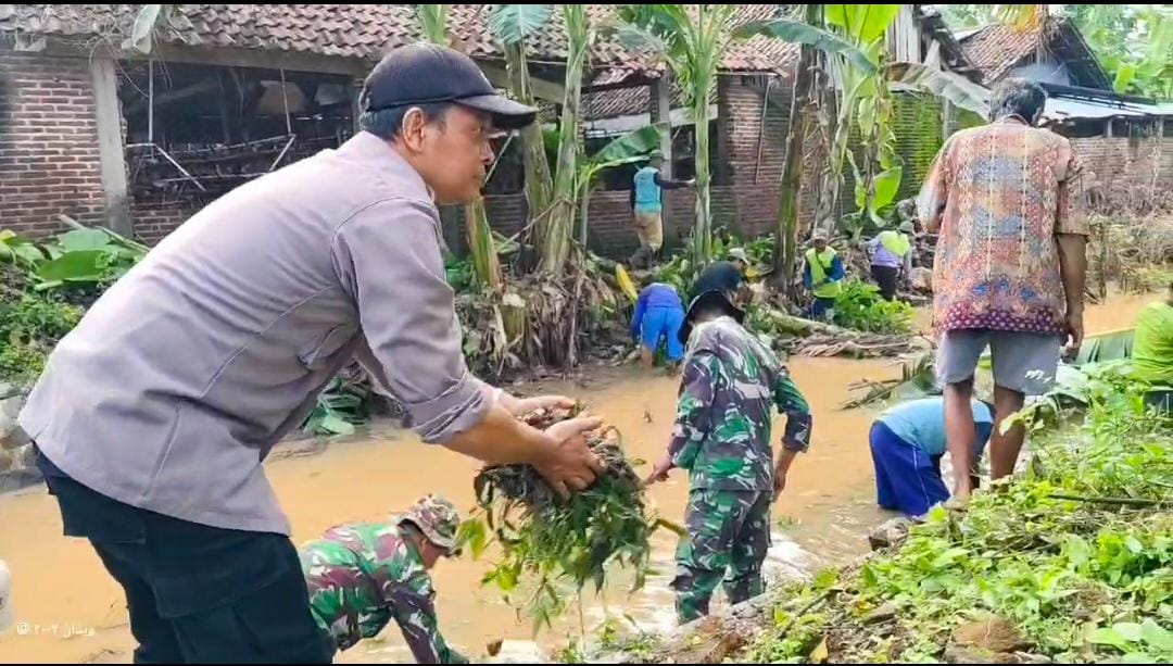Jumat Bersih Polres Nganjuk Bersama TNI dan Warga Bersihkan Saluran Air