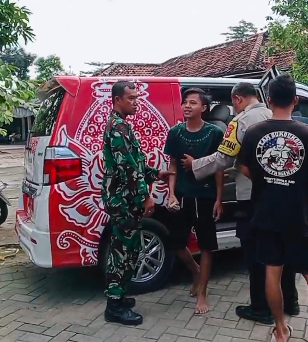 Bhabinkamtibmas Desa Kelurahan dan Gepenta Evakuasi Warga ODGJ ke RS Menur Surabaya