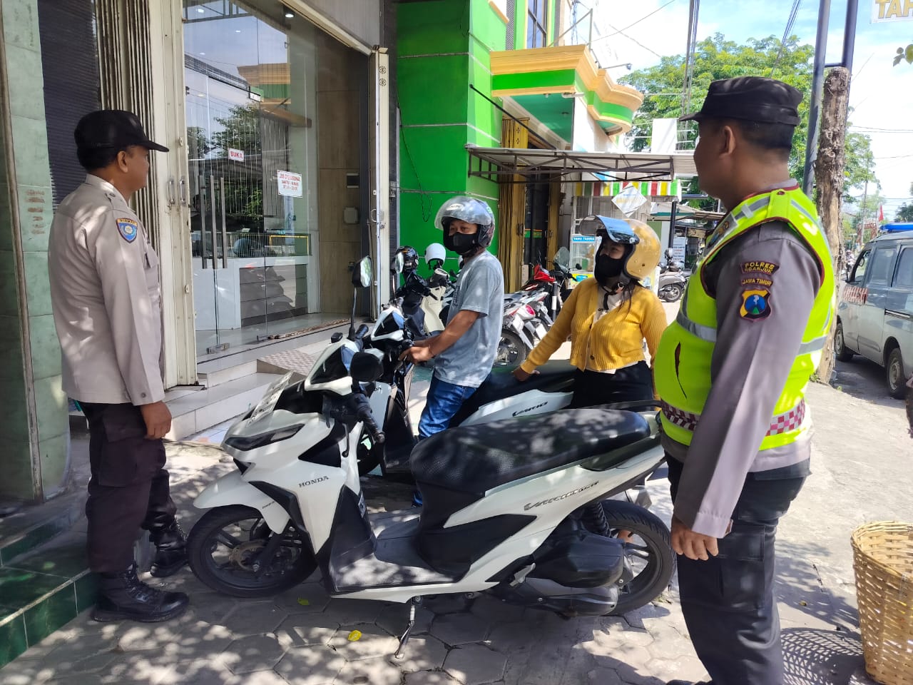 Hari Minggu, Regu Siaga Polsek Warujayeng Gelar Patroli Pertokoan