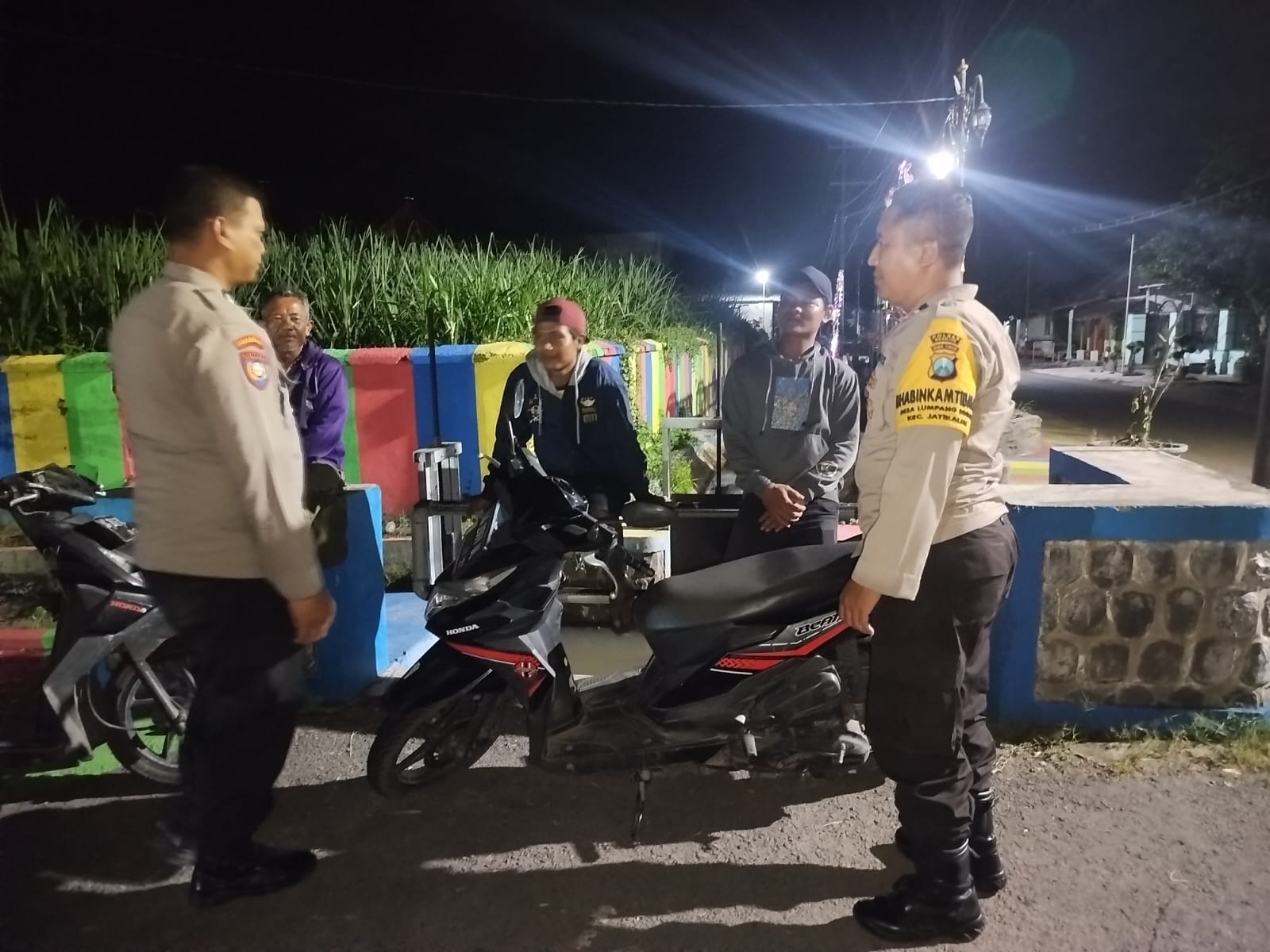 Berikan Rasa Aman, Polsek Jatikalen Gelar Patroli Dialogis Di Malam Hari