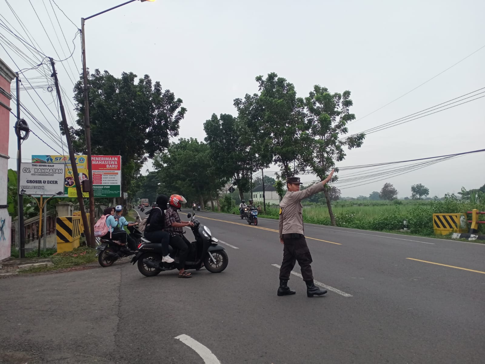 Giat Gaktur Pagi Polsek Kertosono Bantu Penyeberangan Masyarakat