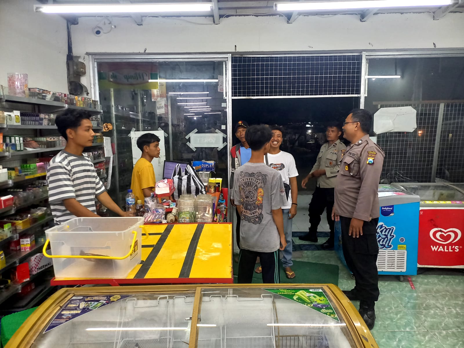 Polsek Jatikalen Patroli Ke Toko Minimarket Jatikalen, Ingatkan Karyawan dan Pembeli Waspada dengan kejahatan
