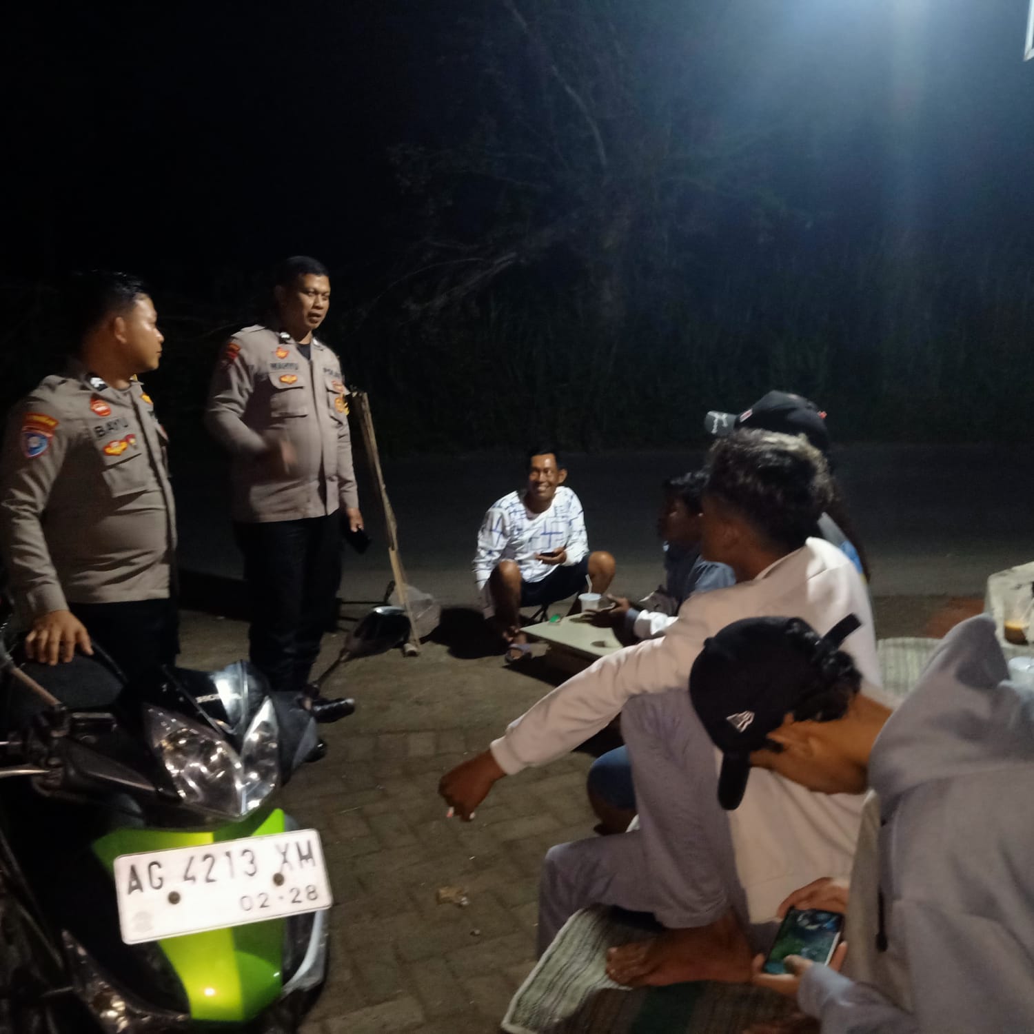 Brikan Rasa Aman, Polsek Jatikalen Gelar Patroli Dialogis dengan Pemuda Di Malam Hari