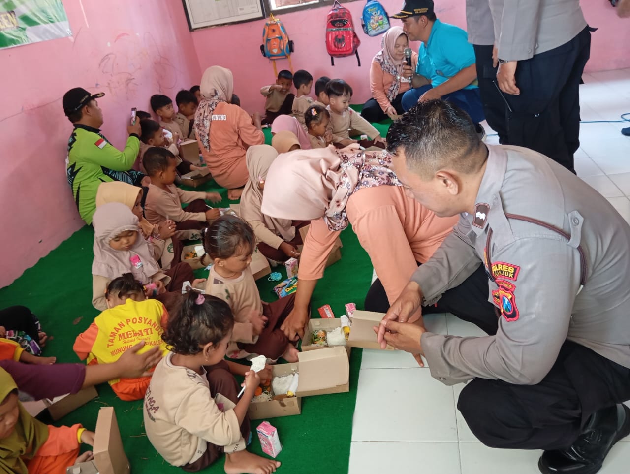 Polres Nganjuk Bagikan 100 Paket Makanan Bergizi Gratis untuk Siswa SDN 1 Munung