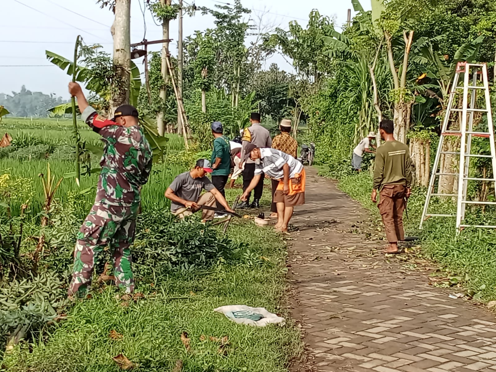 Bhabinkamtibmas dan Babinsa Desa Begendeng Kec Jatikalen, Kompak Kerja Bakti Bersama Warga