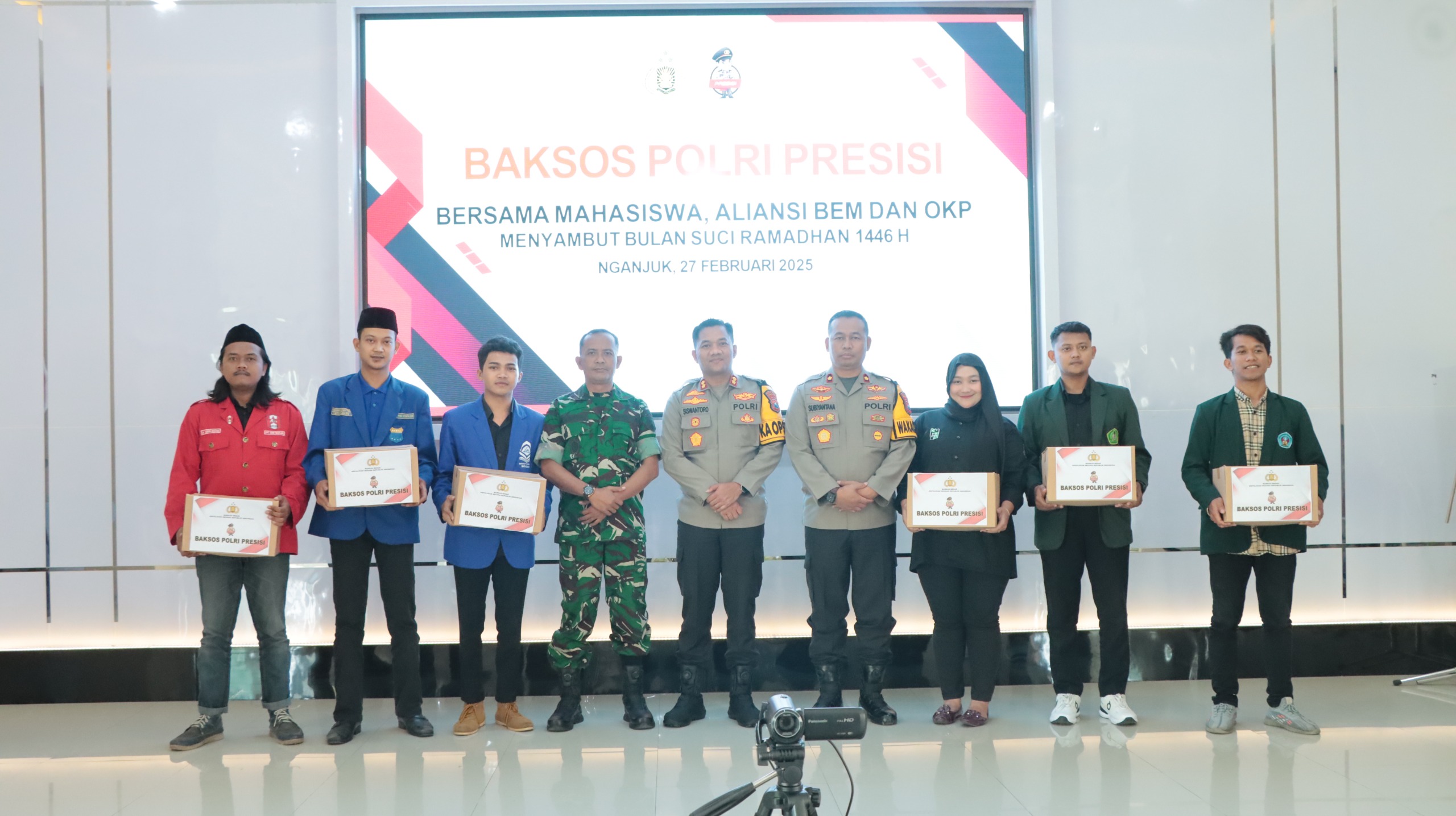 Polres Nganjuk dan Mahasiswa Salurkan 300 Bingkisan Bansos Sambut Ramadhan
