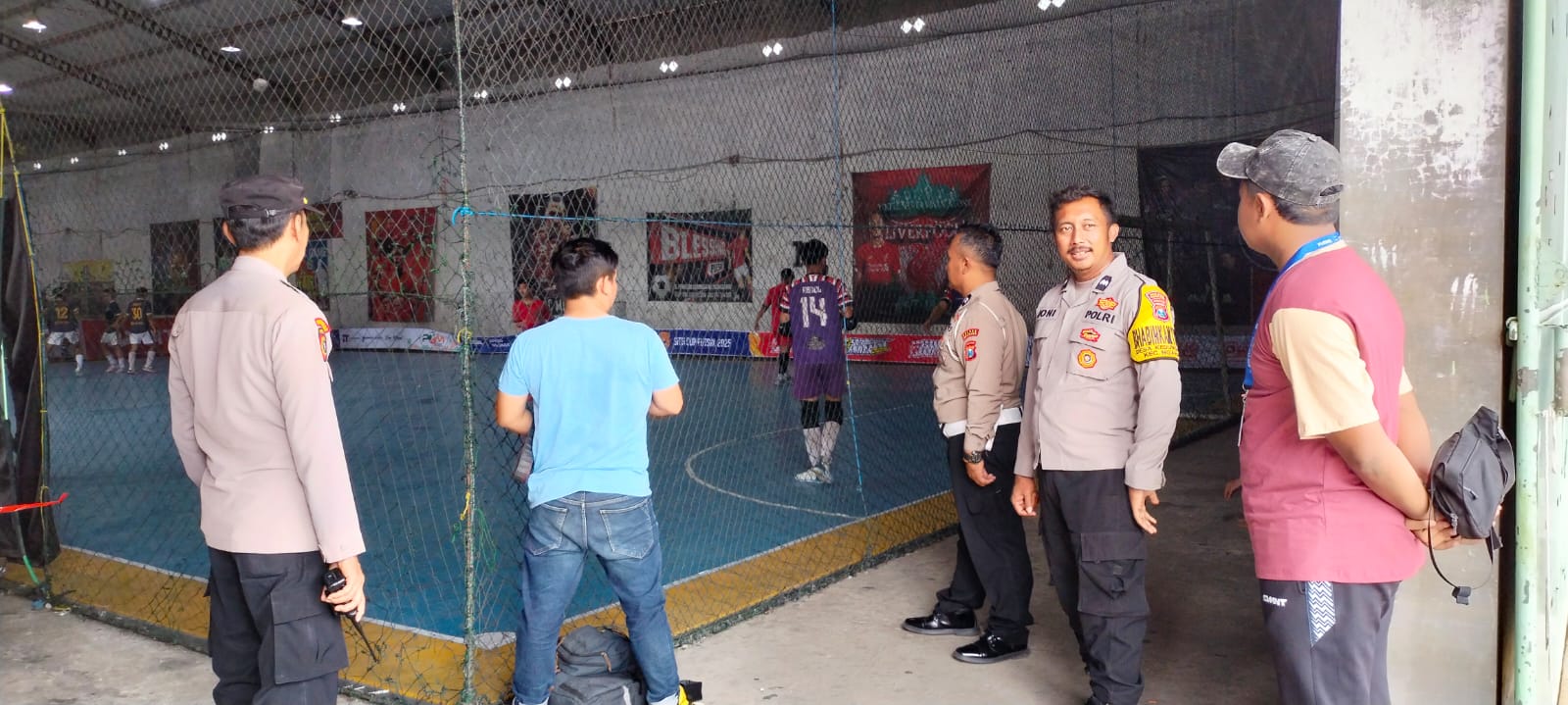 Personel Polsek Nganjuk Kota Amankan Pertandingan Futsal U-19 di Lapangan Blessing