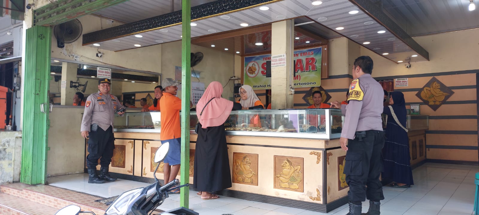 Patroli Samapta Polsek Kertosono Berikan Himbauan Kamtibmas Saat Patroli Toko Emas