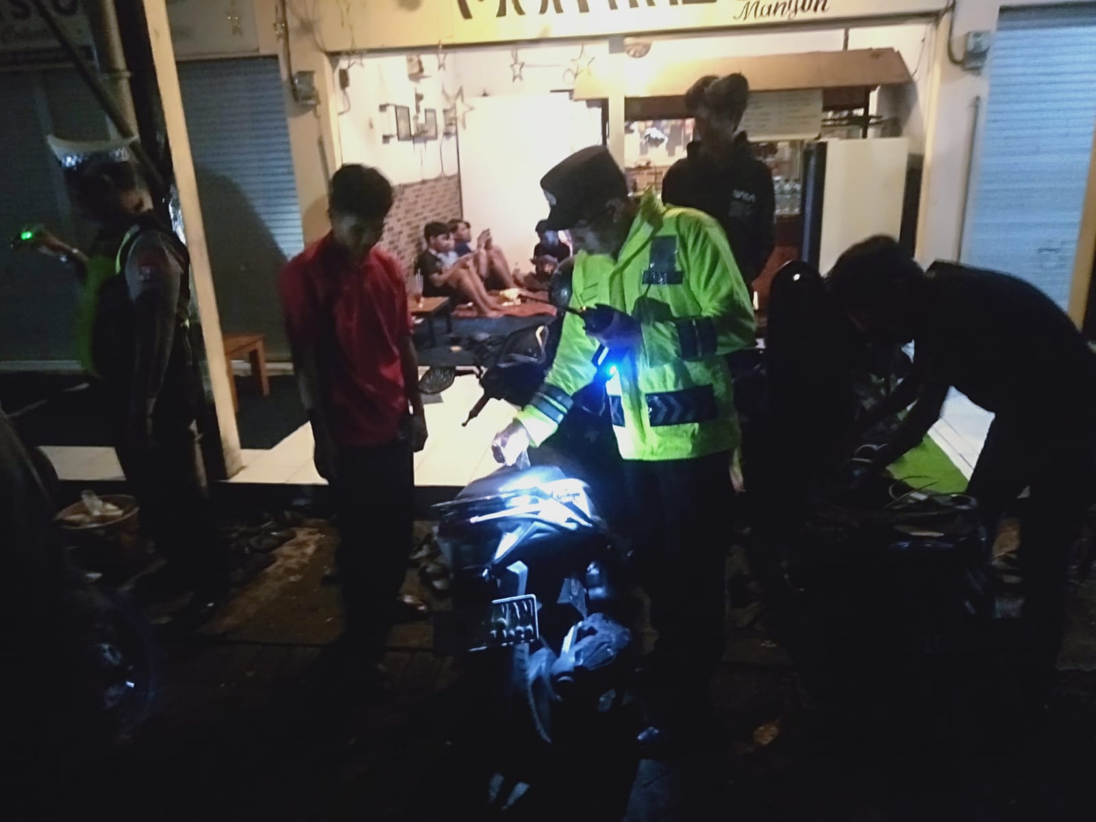 Regu Siaga Polsek Nganjuk Kota Gelar Patroli dan Razia S.R.E.G. di Pasar Wage