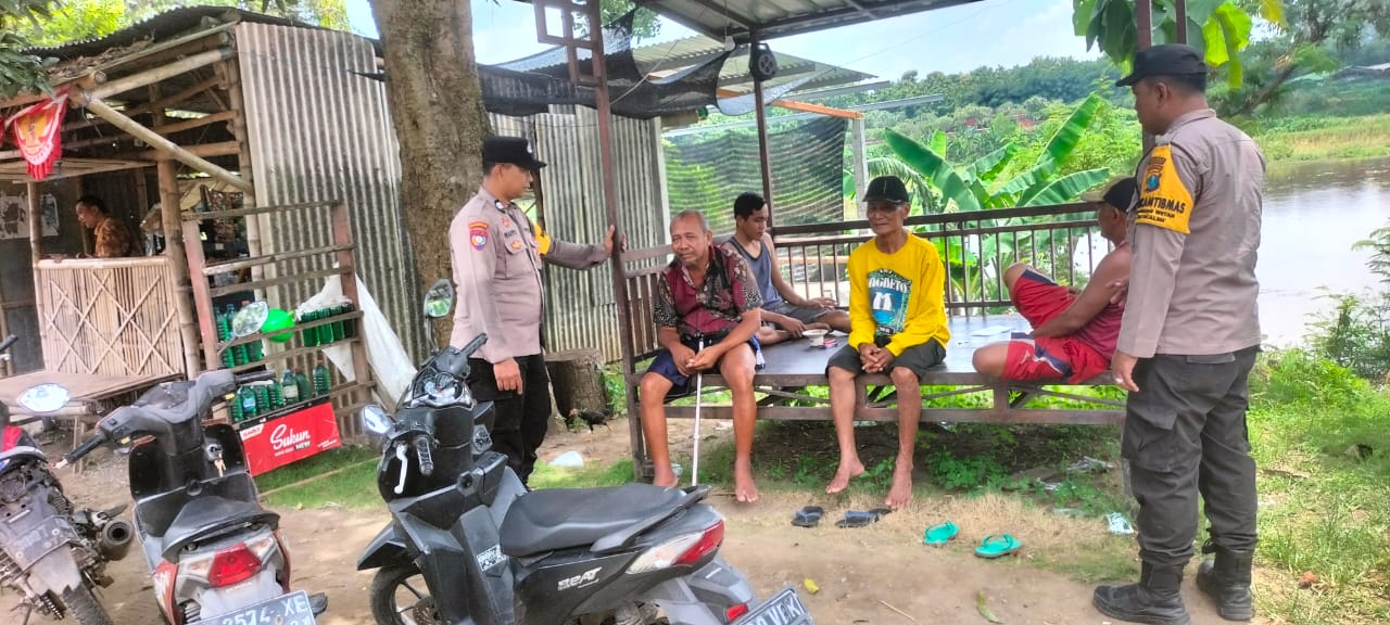 Lakukan Patroli Dialogis, Personil Polsek Jatikalen Berikan Himbauan Kamtibmas Kepada Warga Masyarakat
