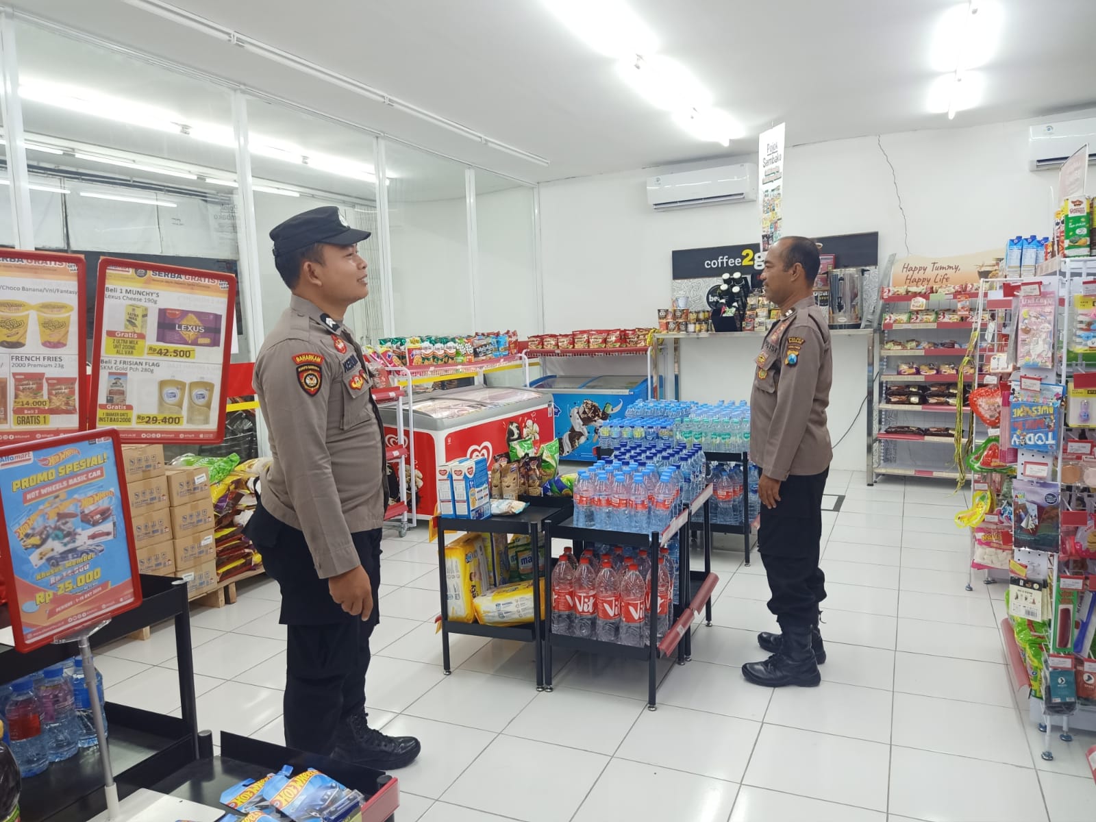 Polsek Jatikalen Patroli Ke Indomaret Jatikalen, Ingatkan Karyawan Waspada dengan kejahatan