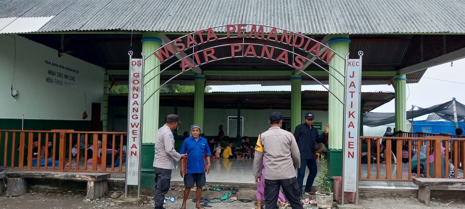 Pastikan Masyarakat libur Weekend Polsek Jatikalen lakukan Pengamanan di Obyek Wisata Pemandian Air Panas