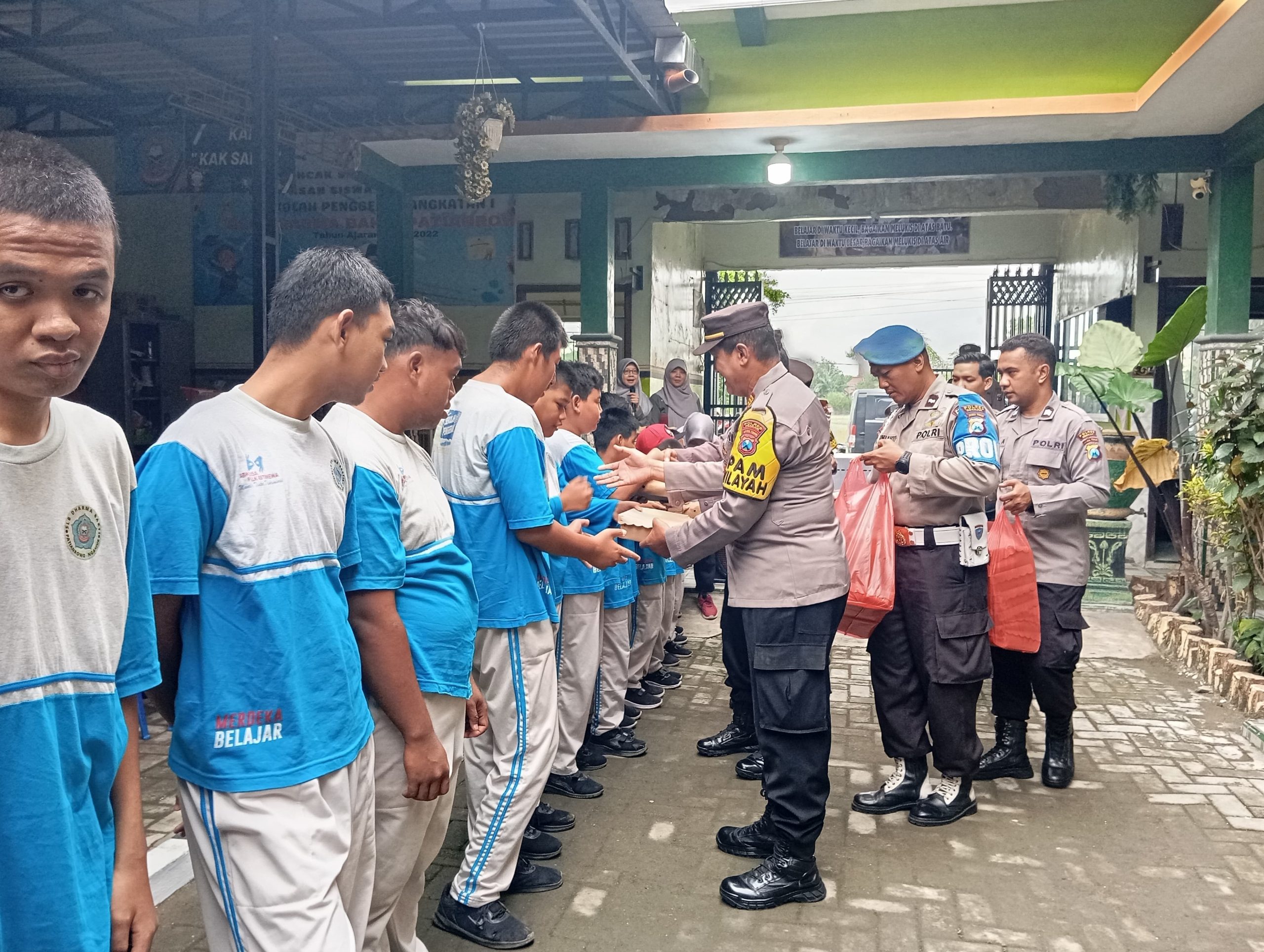 Polres Nganjuk Salurkan 100 Paket Makanan Bergizi untuk Siswa SLB Dharma Bakti Patianrowo