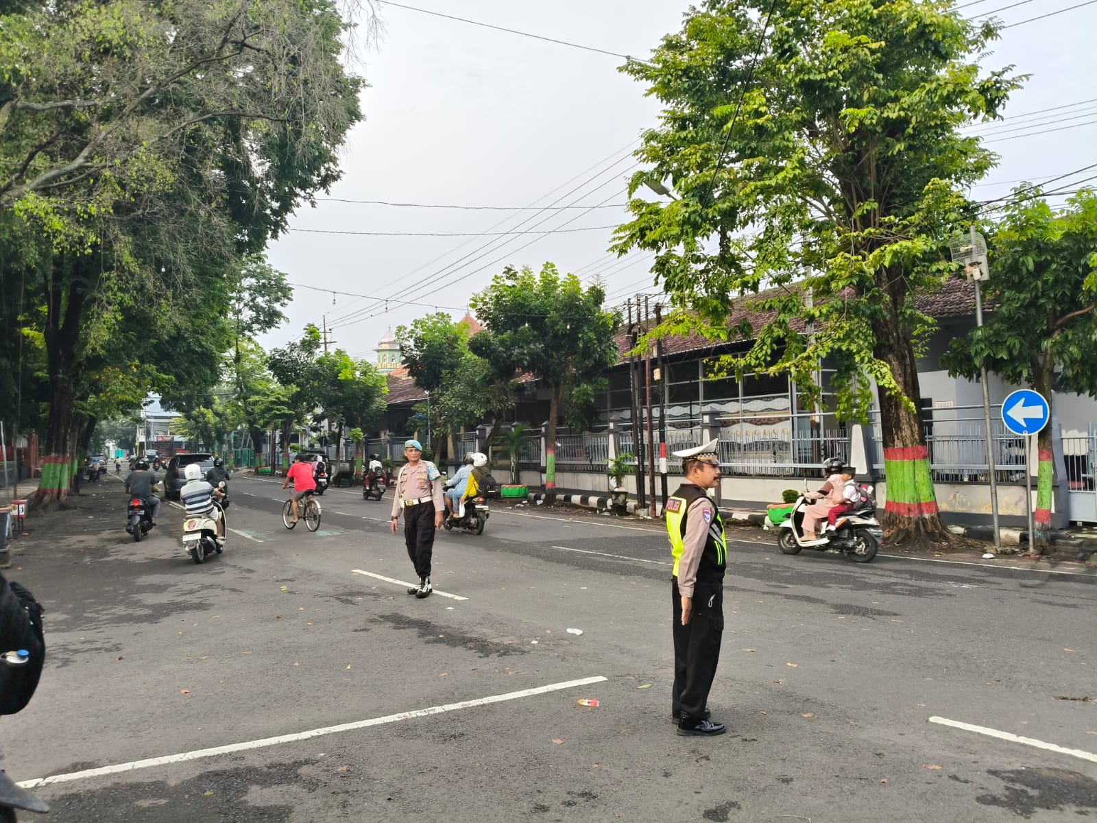 Anggota Polsek Nganjuk Kota Laksanakan Pengaturan Lalu Lintas Untuk Kelancaran Aktivitas Pagi Hari