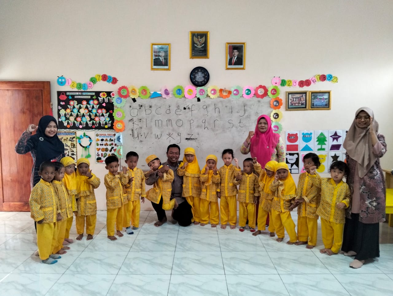 Bhabinkamtibmas Polsek Warujayeng Kunjungi Siswa PAUD Malangsari