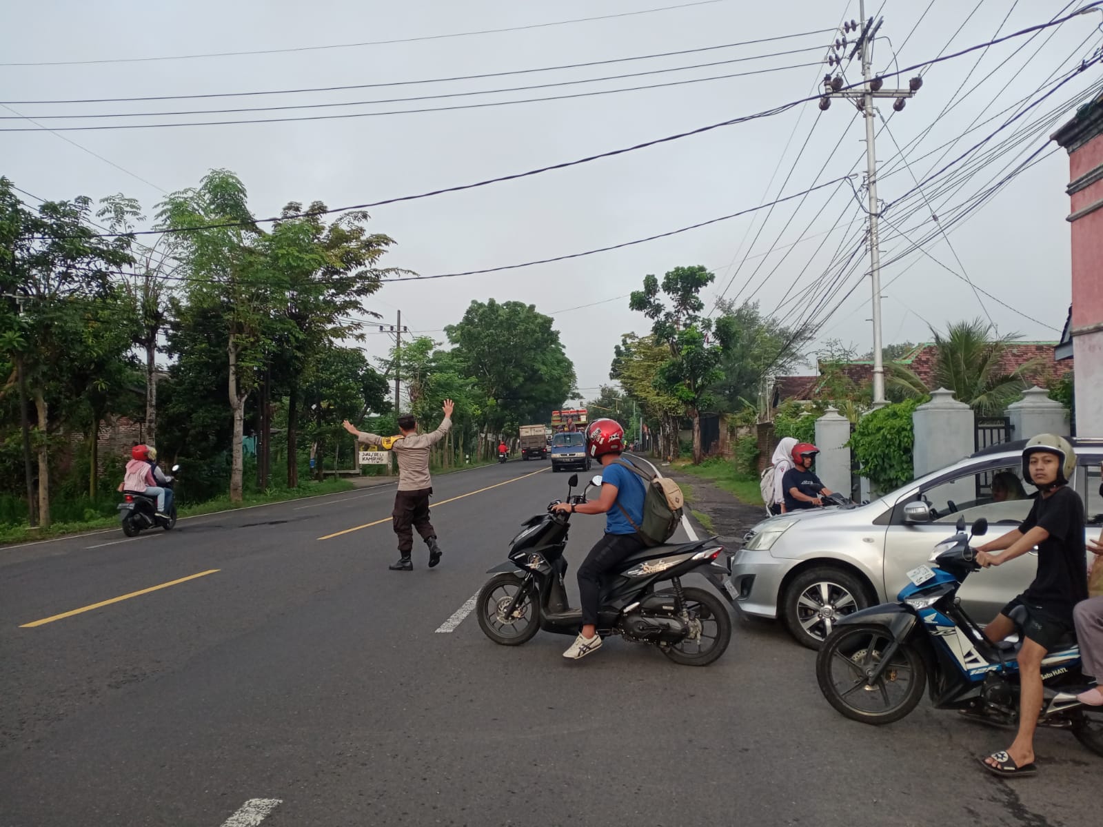 Giat Gaktur Pagi Polsek Kertosono Bantu Penyeberangan Masyarakat