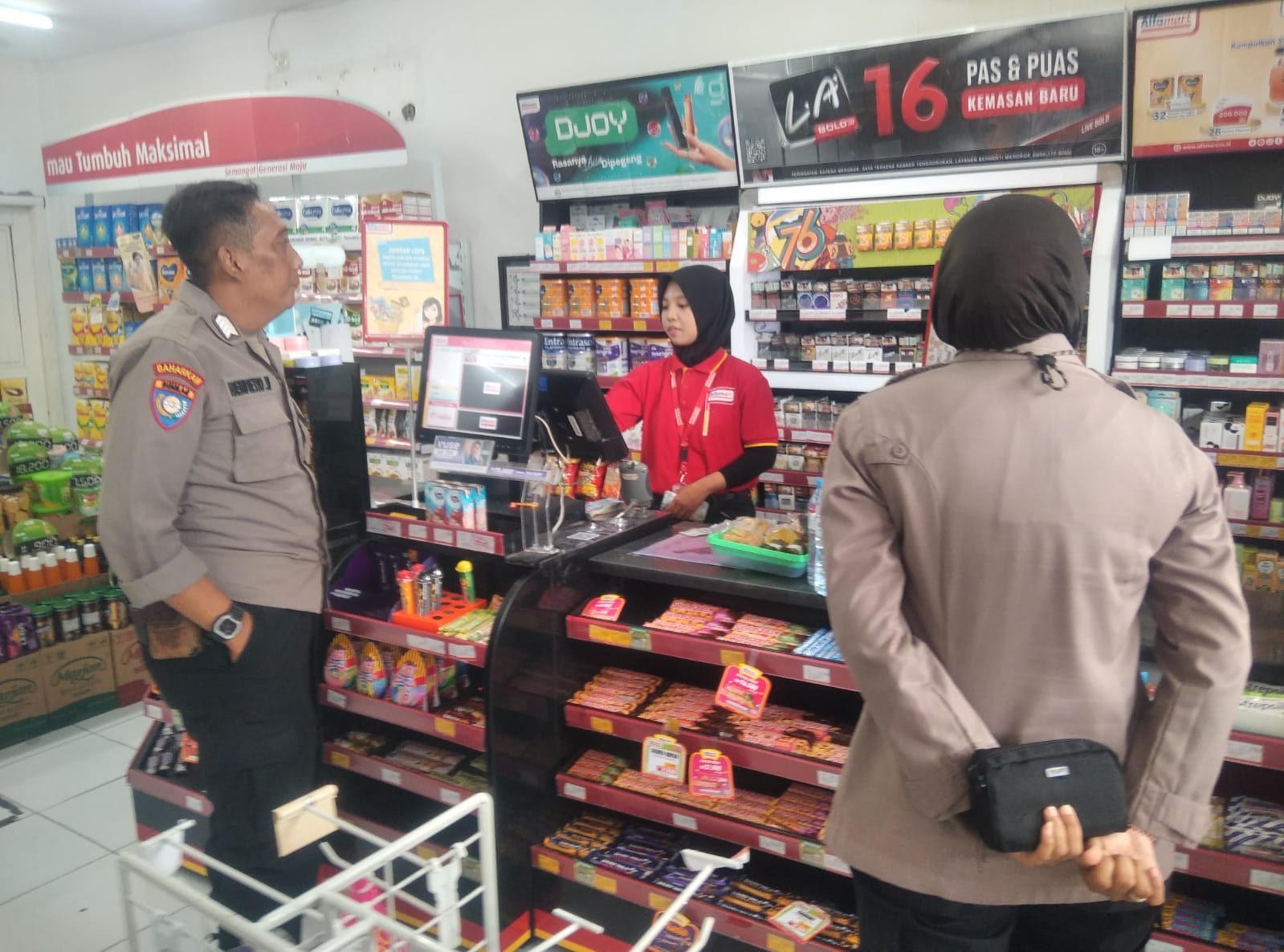 Cegah Curanmor, Patroli Polsek Kertosono Himbau Karyawan Toko Swalayan