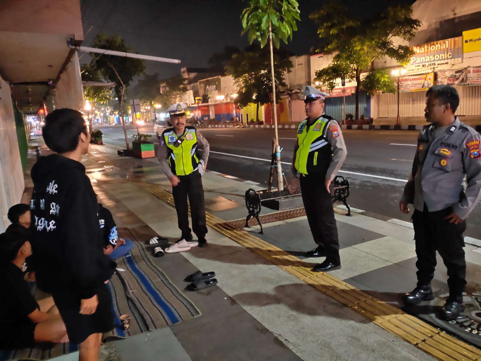 Regu Siaga Polsek Nganjuk Kota Gelar Patroli Malam, Himbau Pemuda Jaga Kamtibmas
