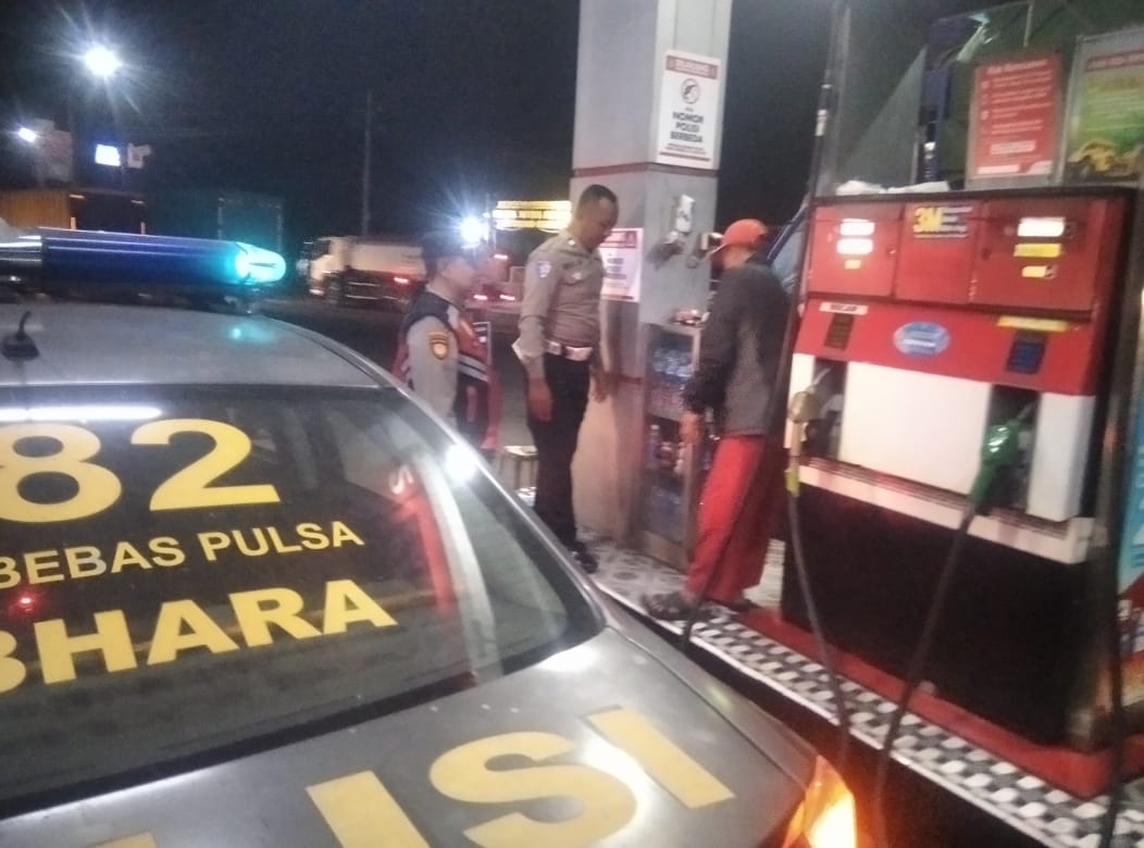 Patroli Samapta Polsek Kertosono Berikan Himbauan Kamtibmas saat Patroli di SPBU