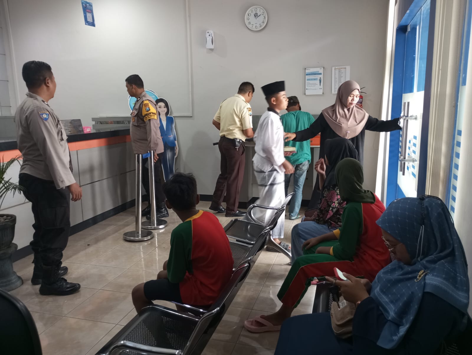 Patroli dialogis berikan himbauan kamtibmas di Perbankan BRI unit Jatikalen