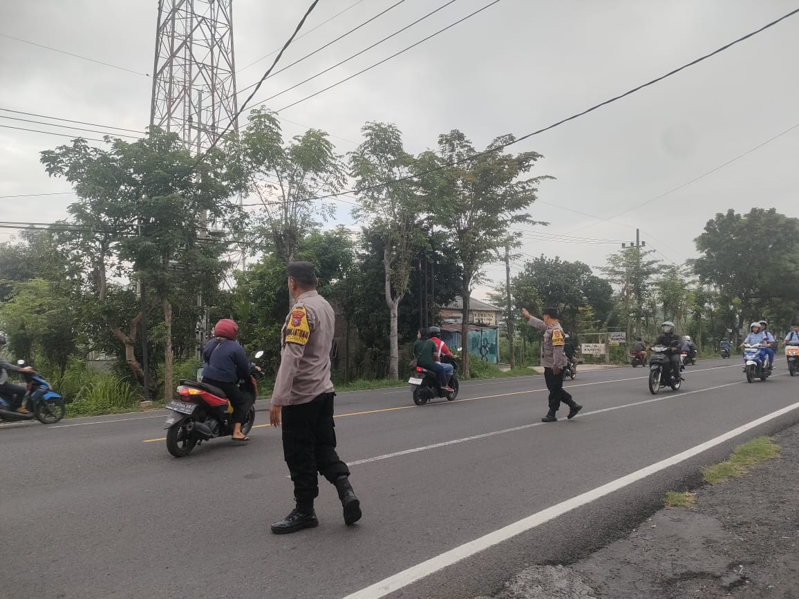 Giat Gaktur Pagi Polsek Kertosono Bantu Penyeberangan Masyarakat