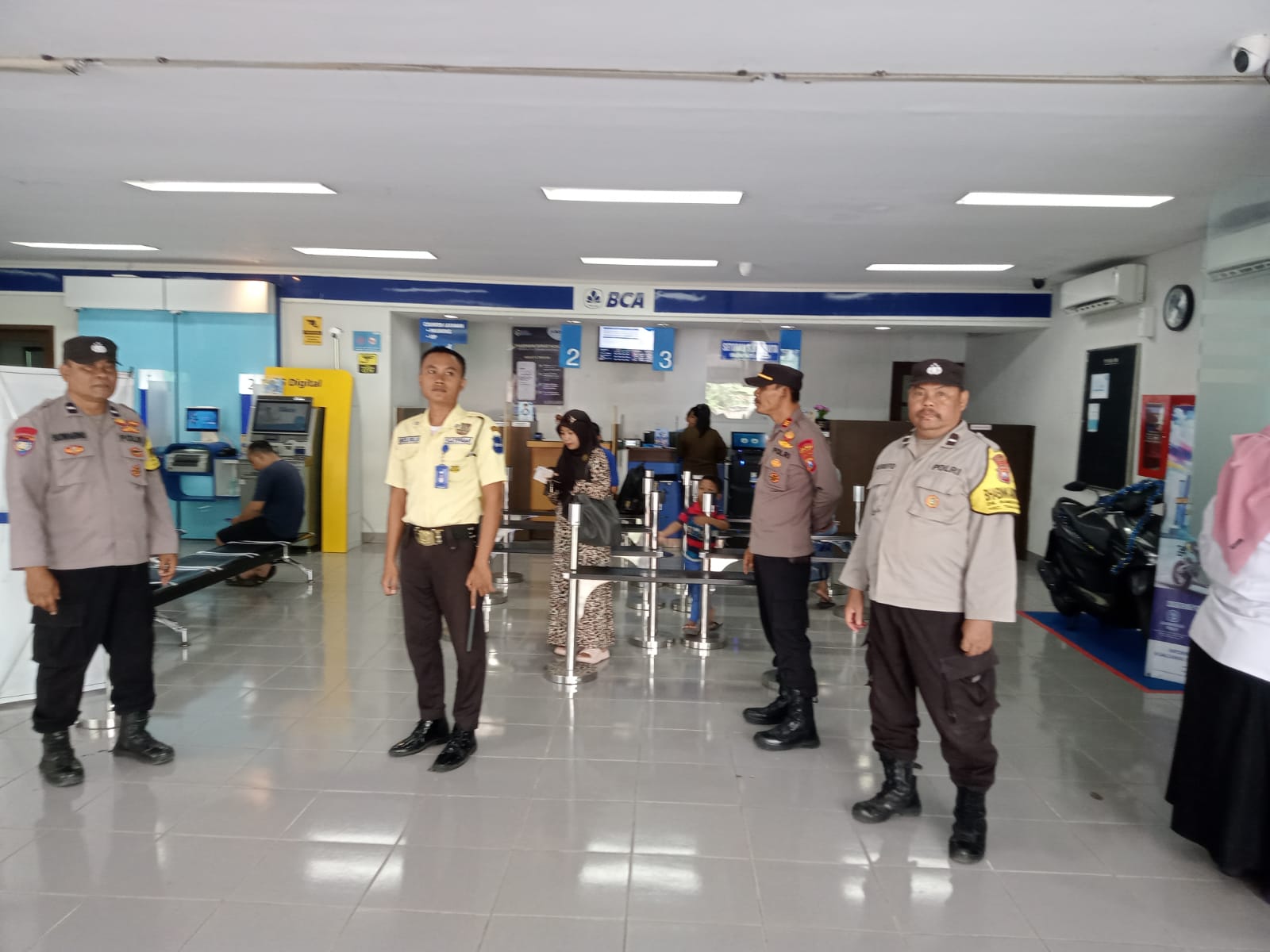 Kanit Samapta Polsek Warujayeng Beri Pesan Kamtibmas di Bank BCA Warujayeng