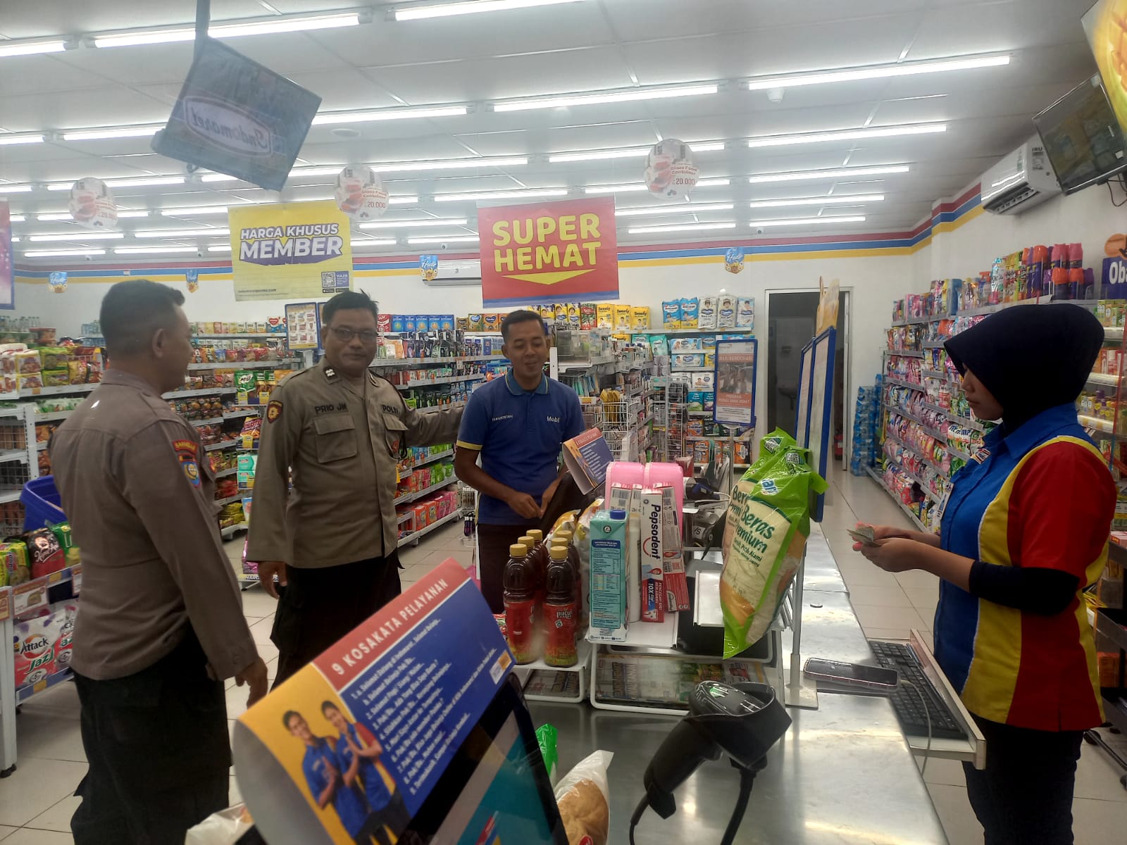 Polsek Jatikalen Patroli Ke Indomaret Jatikalen, Ingatkan Karyawan Waspada dengan kejahatan