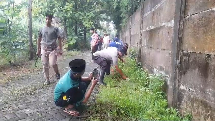 Sambut Ramadhan, Bhabinkamtibmas Kelurahan Ploso Bersama Babinsa dan Warga Gelar Kerja Bakti di Pemakaman Umum